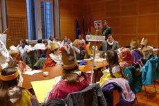 Naumburger Sternsinger zu Besuch beim Hessischen Ministerpräsidenten Volker Bouffier (Foto: Karl-Franz Thiede)